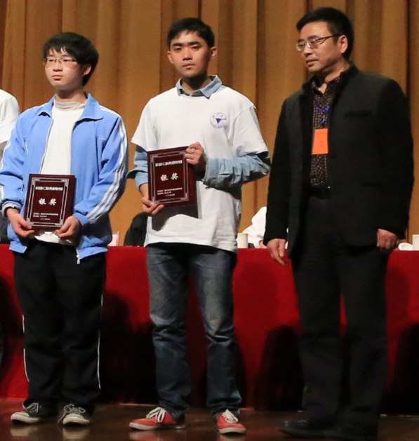 图3 av解说
银奖队伍代表汝峰领奖