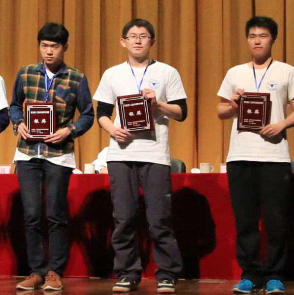 图4 av解说
银奖队伍代表汪寒领奖